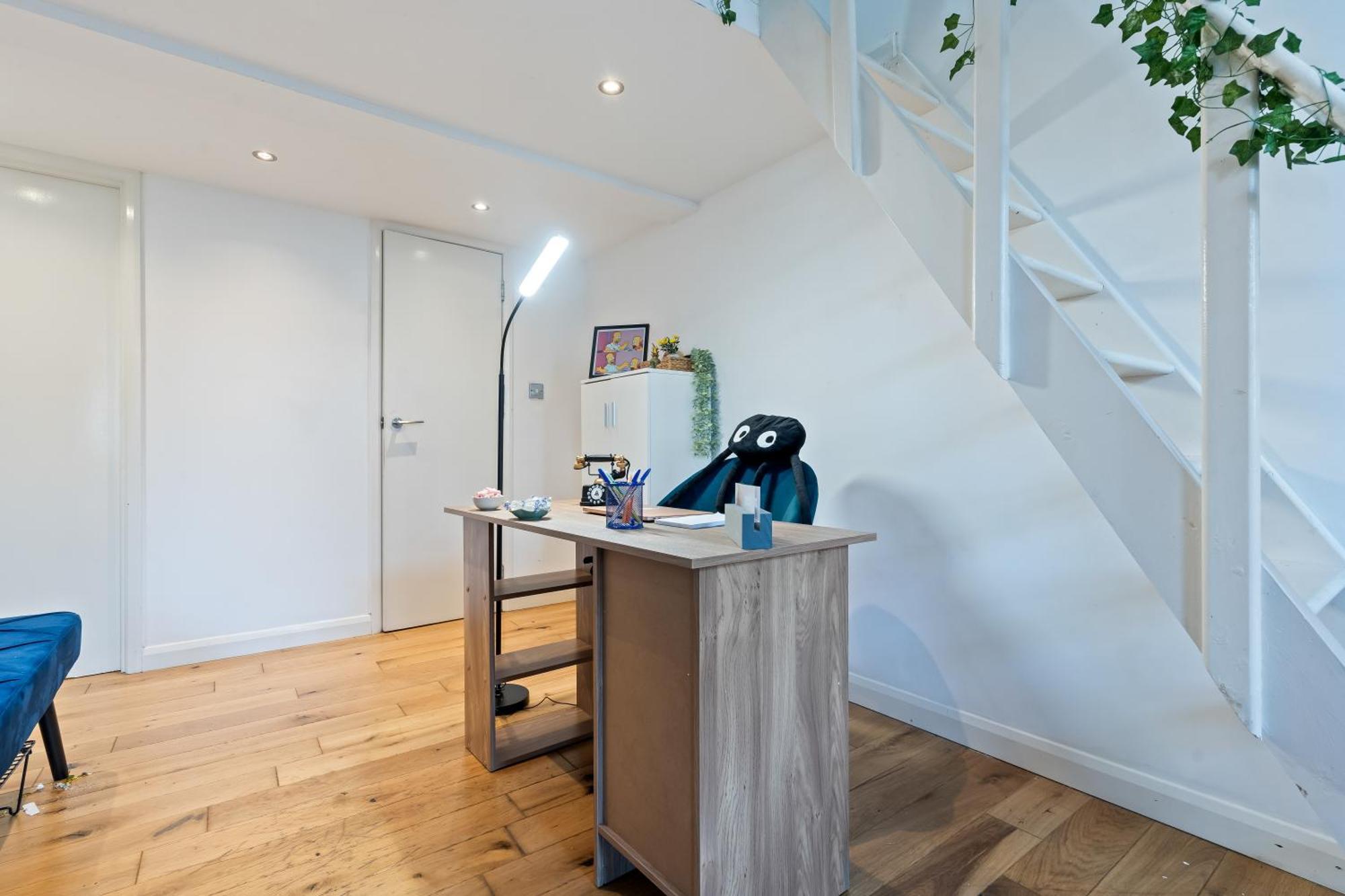 Apartment 1br Loft - Liverpool Street Sleeps 5 - The Simpsons Themed *